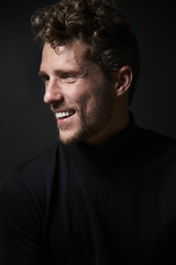 Obraz premium Dude in black top smiling in studio