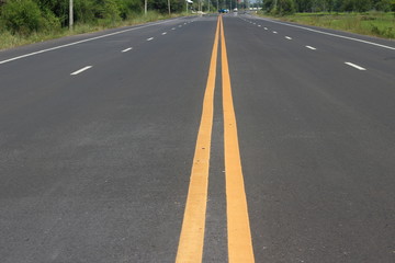 Naklejka premium Asphalt road with yellow line
