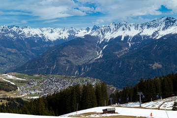 Blick aus dem Skigebiet auf Serfaus in Tirol, Österreich, im späten Winter.