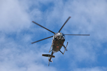 Fototapeta na wymiar 飛行する偵察ヘリコプター