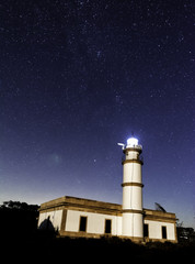 Faro de formentor con fondo estrellado en Mallorca