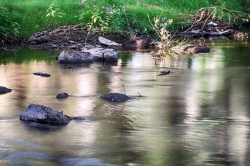 AGUA DEL RÍO Y ROCAS
