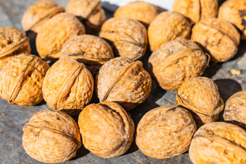 Wahlnüsse auf einem Holzbrett