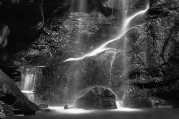 Photo sur Plexiglas Noir et blanc gros plan noir et blanc de l& 39 eau tombant sur les rochers