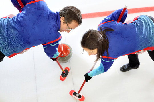 Curling. Precyzyjna gra zespołowa.