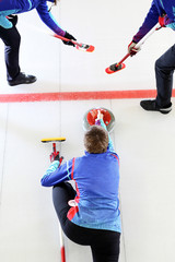Curling. Drużyna curlingowa rozgrywa turniej.  - obrazy, fototapety, plakaty