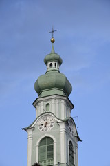 Fototapeta na wymiar Il campanile della chiesa di Chiesa di S. Giovanni Battista a Dobbiaco
