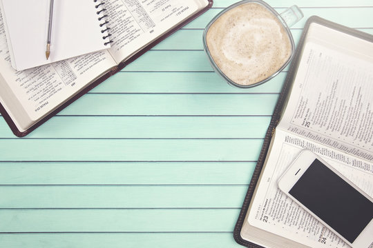 People Studying Together Using their Smart Phones as a Resource