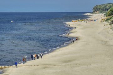 Bałtycka plaża w Rewalu, widok z góry na wiosenne spacery po plaży, rybackie łodzie wyciągnięte na brzeg © Jarek Witkowski
