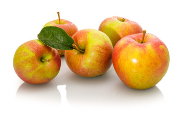 Äpfel mit Blatt und Wassertropfen auf weiss