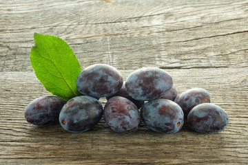 Pflaumen auf einem rustikalen Brett