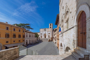 Fototapeta premium Beautiful panoramic view of the central town square and The Gothic cathedral of Santa Maria Assunta of the ancient town of Todi (Piazza del Popolo) Umbria, Italy