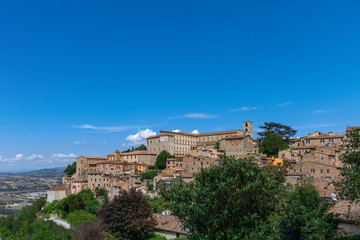 Fototapeta na wymiar Beautiful view of the medieval hill town Todi (Umbria, Italy)