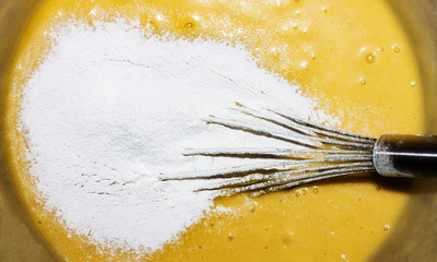 BATIDORA Y HARINA EN LA CREMA