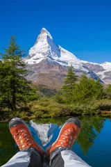 Crédence de cuisine en verre imprimé Cervin Matterhorn peak with hiking boots in Swiss Alps.