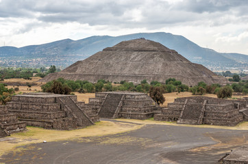 Obraz na płótnie Canvas Pyramid of the Sun and the road of death in Teotihuacan