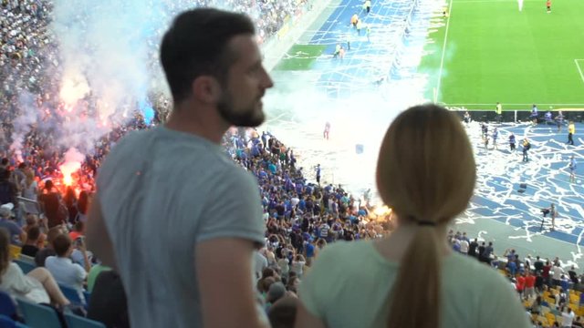 Boycott at football stadium, fans set fire to stands and throw toilet paper