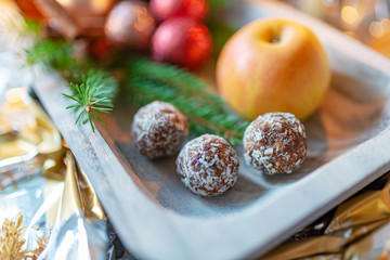 selbstgemachte Kokospralinen