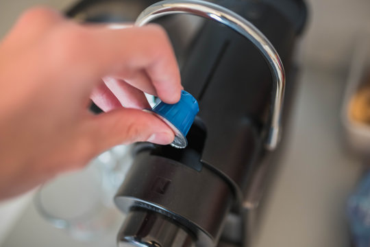 Mettre une dosette dans la machine &agrave; caf&eacute;