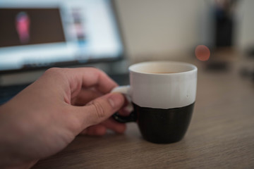 Prendre du café devant l'ordinateur