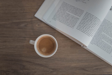 Réveil avec du café et un livre