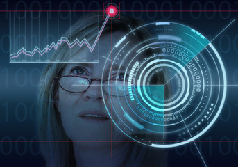 Frau sieht auf ein Virtual Sceen mit chart