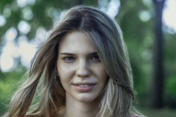 Obraz premium Close-up of smiling young woman