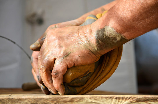 Mains d'un artisan potier