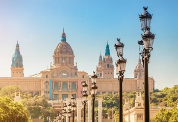 Nationales Kunstmuseum und Motjuic-Brunnen in Barcelona am sonnigen Sommertag © EdNurg