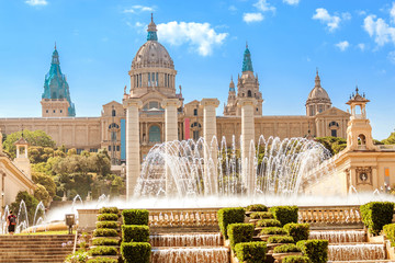 Fototapeta premium Narodowe Muzeum Sztuki i fontanna Motjuic w Barcelonie w słoneczny letni dzień