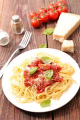 spaghetti with tomato sauce and basil