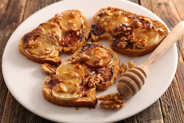 bread toast with goat cheese and walnut
