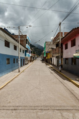 Obraz premium Pisac town street with mountains in the back in a cloudy day, Pisac, Peru