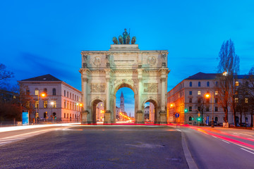 Fototapeta na wymiar The Siegestor or Victory Gate, triumphal arch crowned with a statue of Bavaria with a lion-quadriga, at night in Munich, Germany