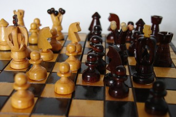 Figury i pionki na szachownicy