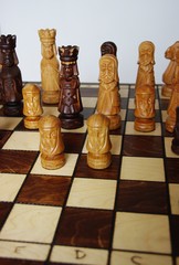 Figury i pionki na szachownicy
