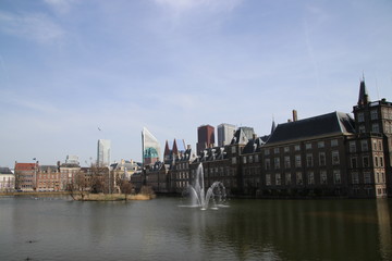 Obraz premium Woda w Hofvijver, basenie w kompleksie budynków parlamentu o nazwie Binnenhof w Den Haag.