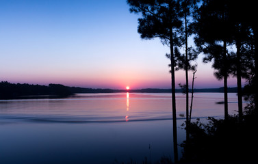 Fototapeta na wymiar Early morning sunrise over the lake