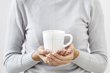 Fototapeta na wymiar hand holding a coffee cup