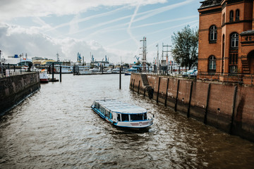 Obraz premium Passagierschiff auf Hafenrundfahrt in Hamburg Hafencity 