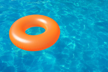 Naklejka premium Inflatable ring floating in swimming pool on sunny day. Space for text