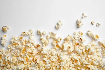 Wandcirkels aluminium Delicious fresh popcorn on white background, top view © New Africa
