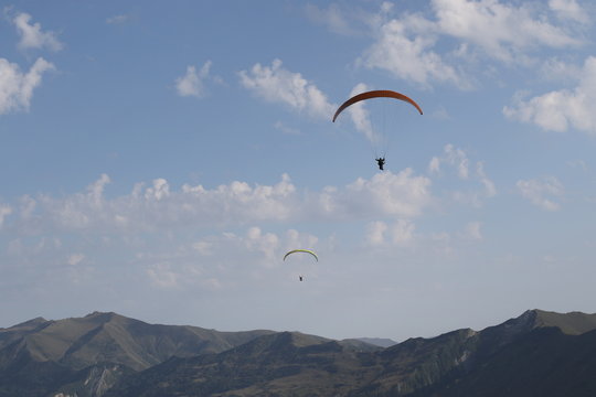 Paragliders into high mountains