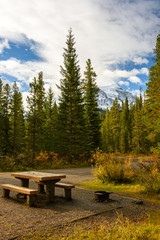 Ein typischer Campingplatz in Westkanada an einem sonnigen Herbsttag