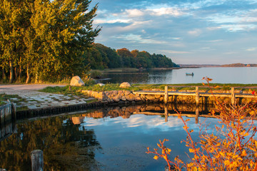 Obraz premium autumn near the the lake 