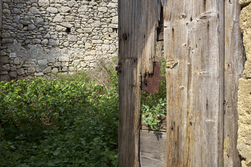 Ingresso ad una corte medievale attraverso vecchia porta in legno