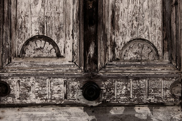 Vieille porte décorée