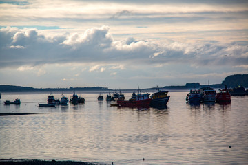 Fototapeta premium Hermoso paisaje de cielo con nubes y luz del sol