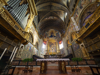 Fototapeta na wymiar Altare della cattedrale di Cremona