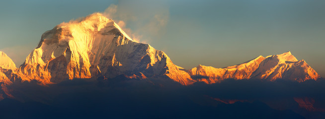 Panoramablick auf den Berg Dhaulagiri am Morgen